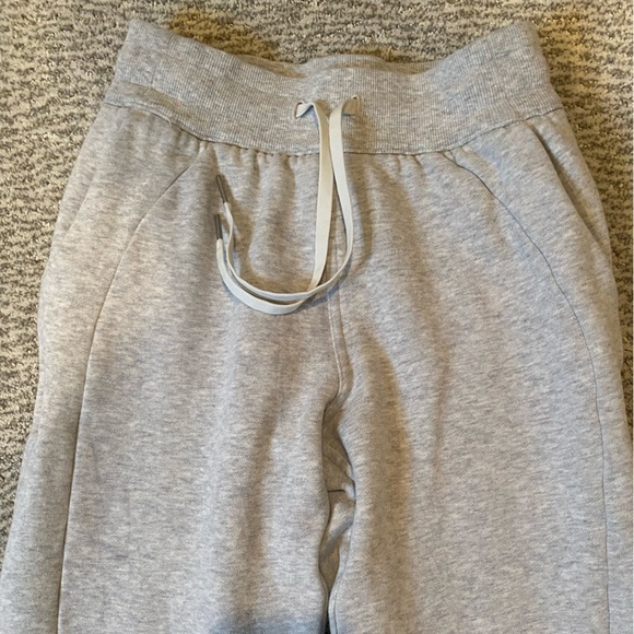 Lululemon Light Gray Joggers Like New Athleisure Size 4 - Picture 5 of 7